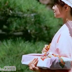 手みやげを持つ女性
