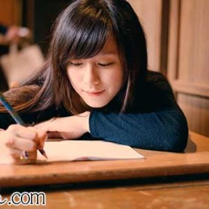 手紙を書く女性