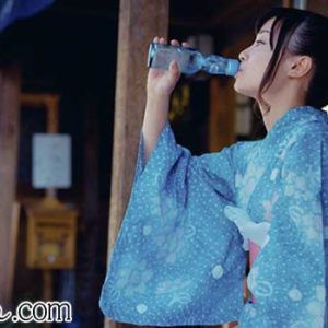 ラムネを飲む女性
